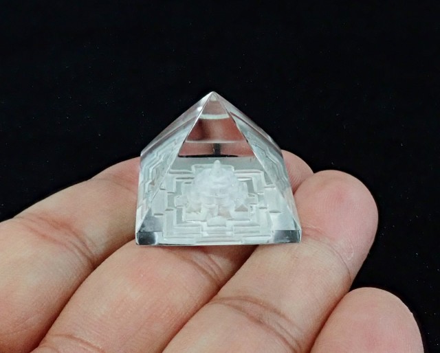 Cc0458 19年 新春初売りセール ガネーシュヒマール産 ヒマラヤ水晶 シュリヤントラ ピラミッド