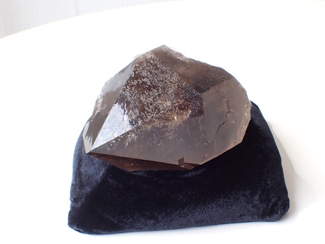 ロシア ポーラーウラル山脈Puiva産 スモーキークォーツ ウラル・スモーキークォーツ Soldier ロシア・北ウラル産 114g