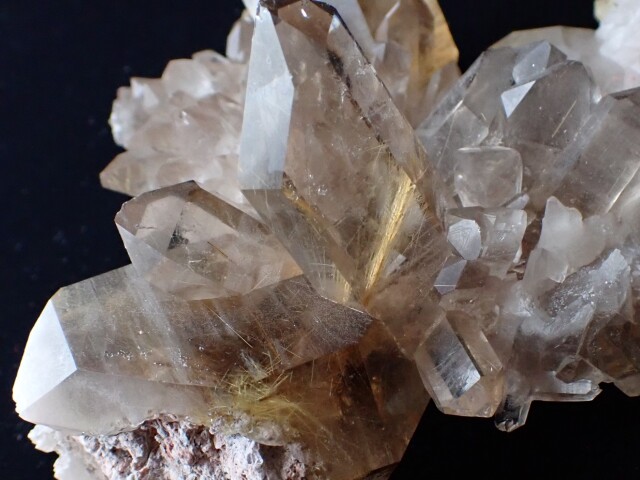 RE0786 ルチルクォーツ クラスター 380g