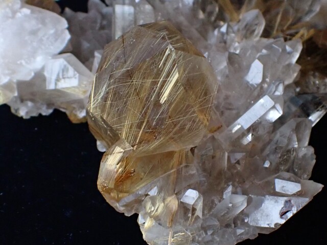 ルチルクォーツクラスター