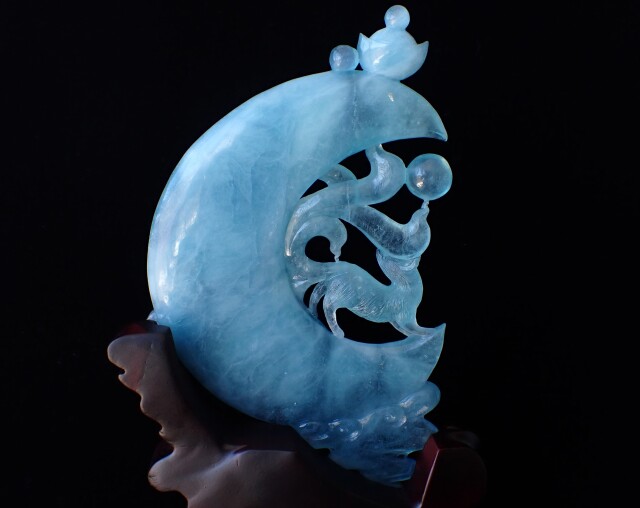 アクアマリン彫刻　月と兎 AA0295 ☆プレミアム☆ 九尾の狐／アクアマリン 884g ☆木製台座