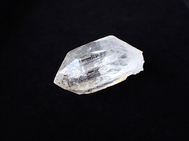 チベット カイラス産 ヒマラヤ 水晶 勾玉 4.56g 【榎本通商27210】 b2