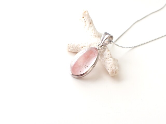 レッドアンフィボールインクォーツ