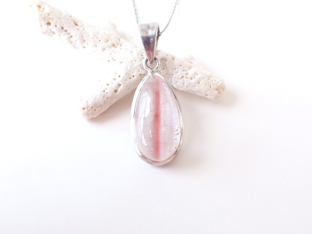 レッドアンフィボールインクォーツ