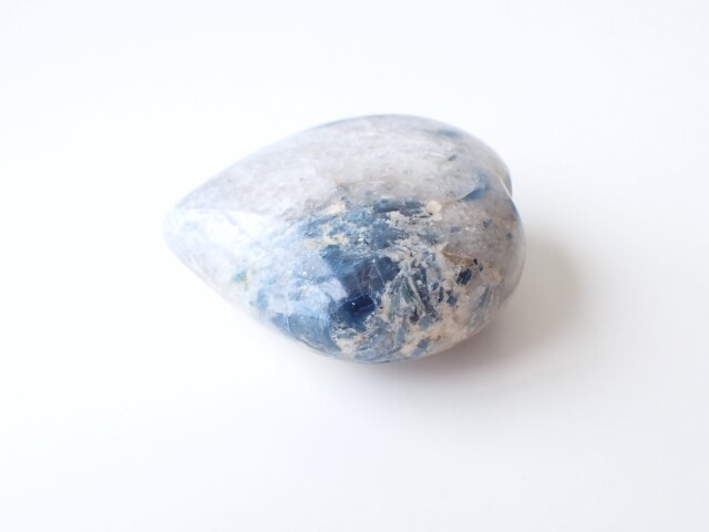 カイヤナイトインクォーツハート