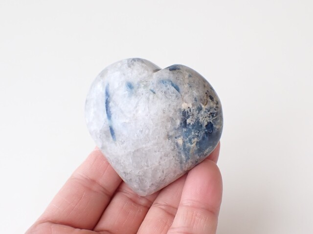 カイヤナイトインクォーツハート