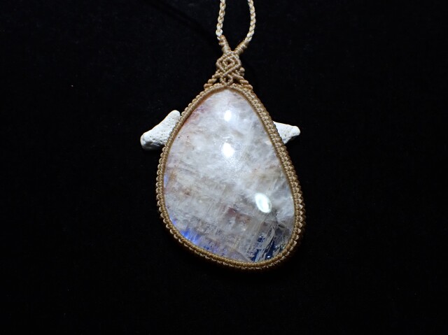 ムーンストーンマクラメ編みネックレス