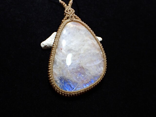 ムーンストーンマクラメ編みネックレス