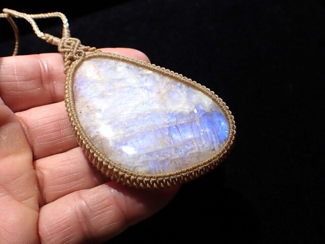 ムーンストーンマクラメ編みネックレス