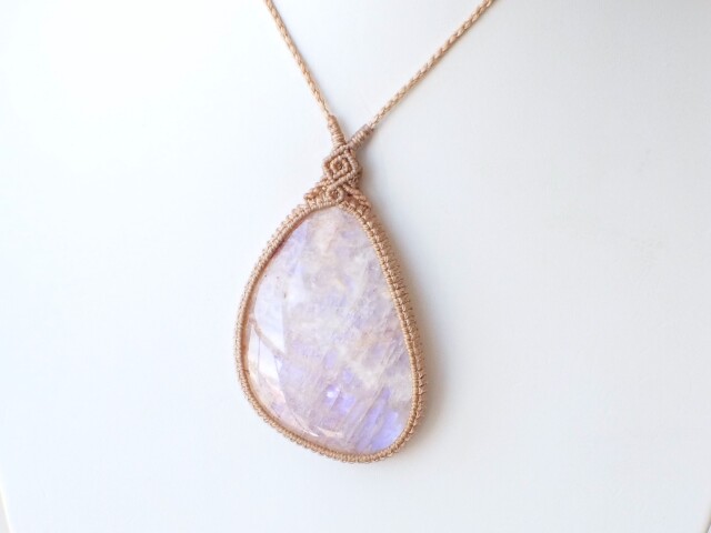 ムーンストーンマクラメ編みネックレス