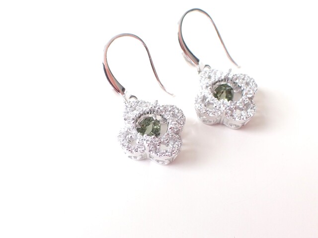 モルダバイトピアス