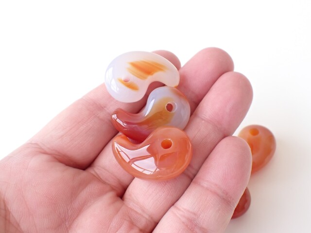 カーネリアン勾玉