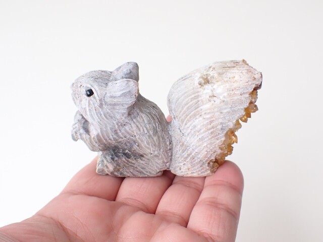 174g　尻尾が水晶のリスさん　鉱物彫刻　リス　水晶　結晶　りす 174g 尻尾が水晶のリスさん 鉱物彫刻 リス 水晶 結晶 りす