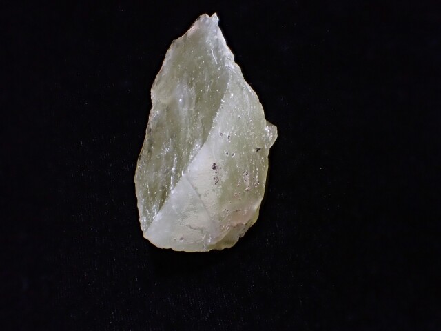 RI0098 【稀少】 リビアングラス 原石（一面磨き） 131g