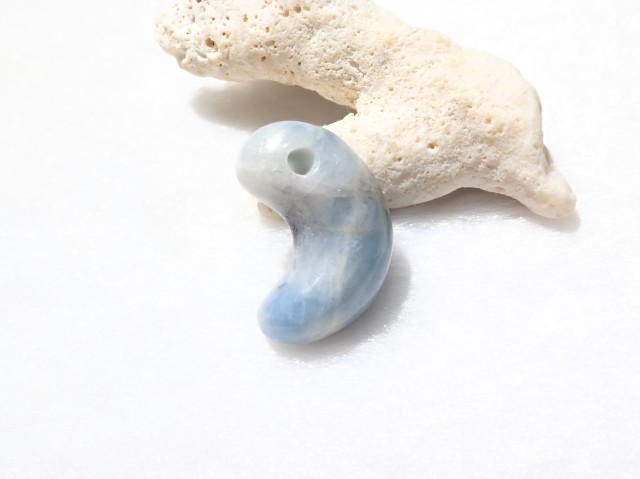 糸魚川入りコン沢産 青翡翠 勾玉 | ヒスイ | 天然石・水晶・鉱物