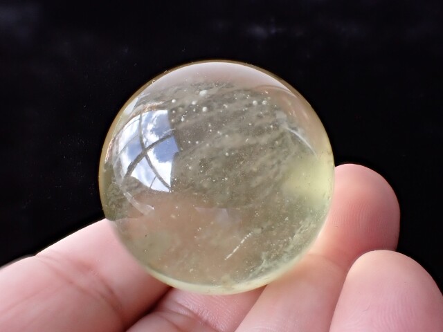 RI0267　【プレミアム】　リビアングラス　スフィア（丸玉）　直径：３７．６ｍｍ　☆宝石鑑別書付き☆