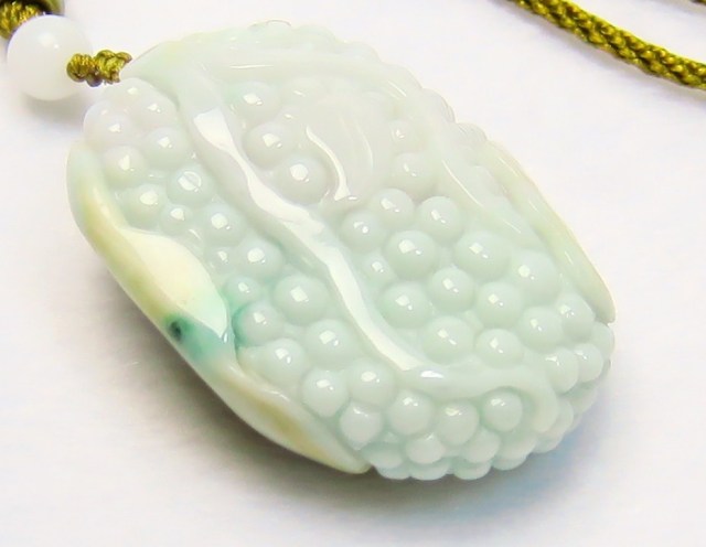 HC0075 【珍品】 ミャンマー産 翡翠 葡萄 彫刻（カービング） 紐付き