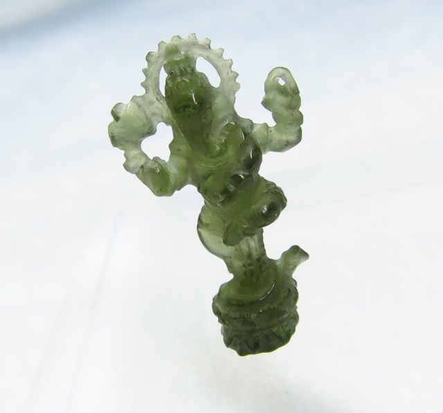 モルダバイト　彫刻