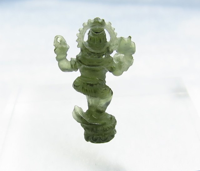 モルダバイト　彫刻