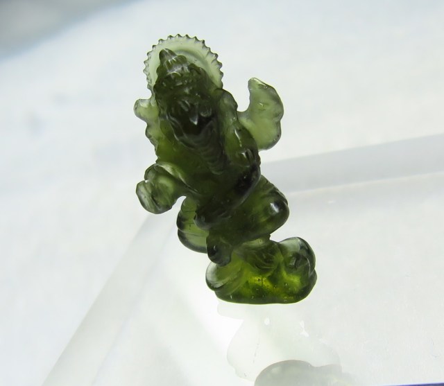 モルダバイト　彫刻